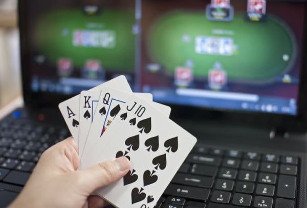 betfurry Live Casino Baccarat Table တွင် Real Dealer ကဒ်ဖြန့်ပေးနေသောပုံ